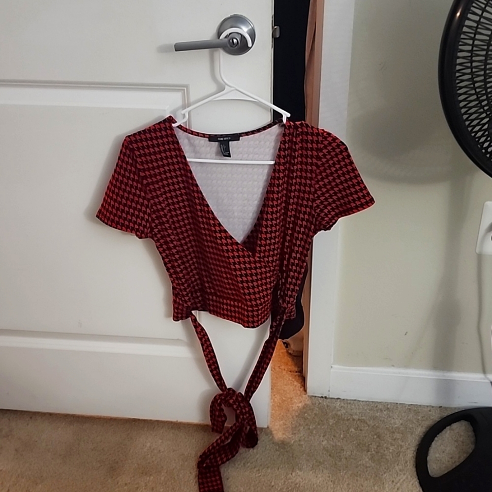 Black and red short sleeve crop top